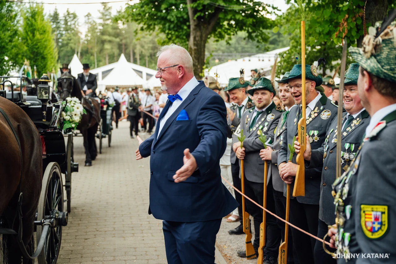 Ankunft des Throns an der Schützenhalle