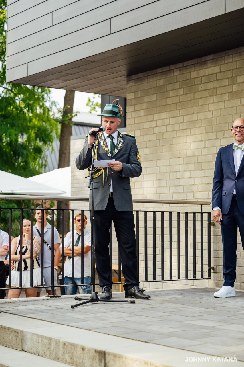 Aufstellung des Throns vor der Schützenhalle
