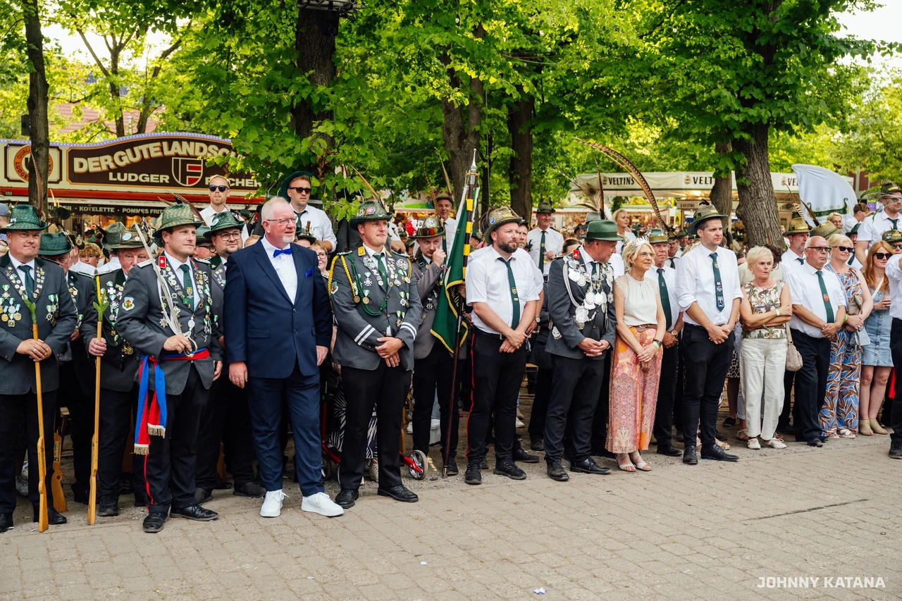 Aufstellung des Throns vor der Schützenhalle