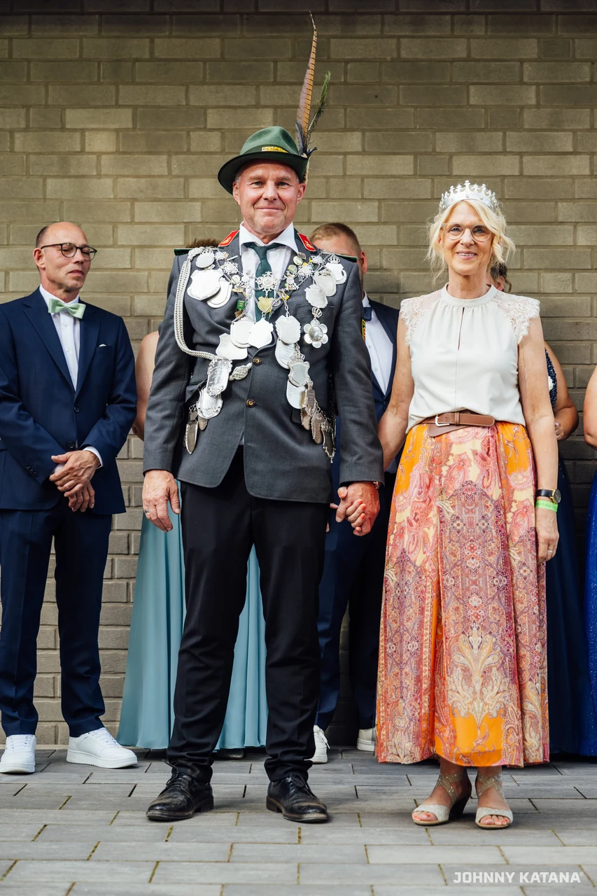Aufstellung des Throns vor der Schützenhalle