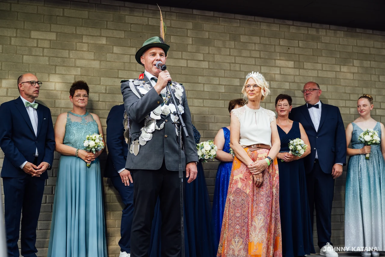 Aufstellung des Throns vor der Schützenhalle