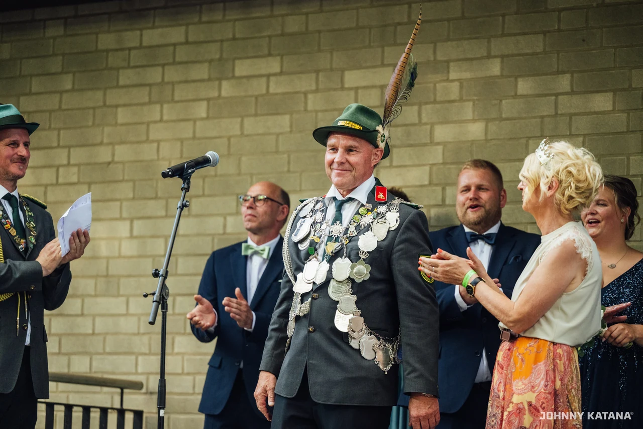Aufstellung des Throns vor der Schützenhalle