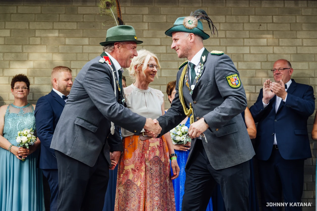 Aufstellung des Throns vor der Schützenhalle