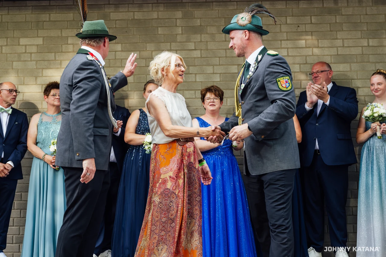 Aufstellung des Throns vor der Schützenhalle
