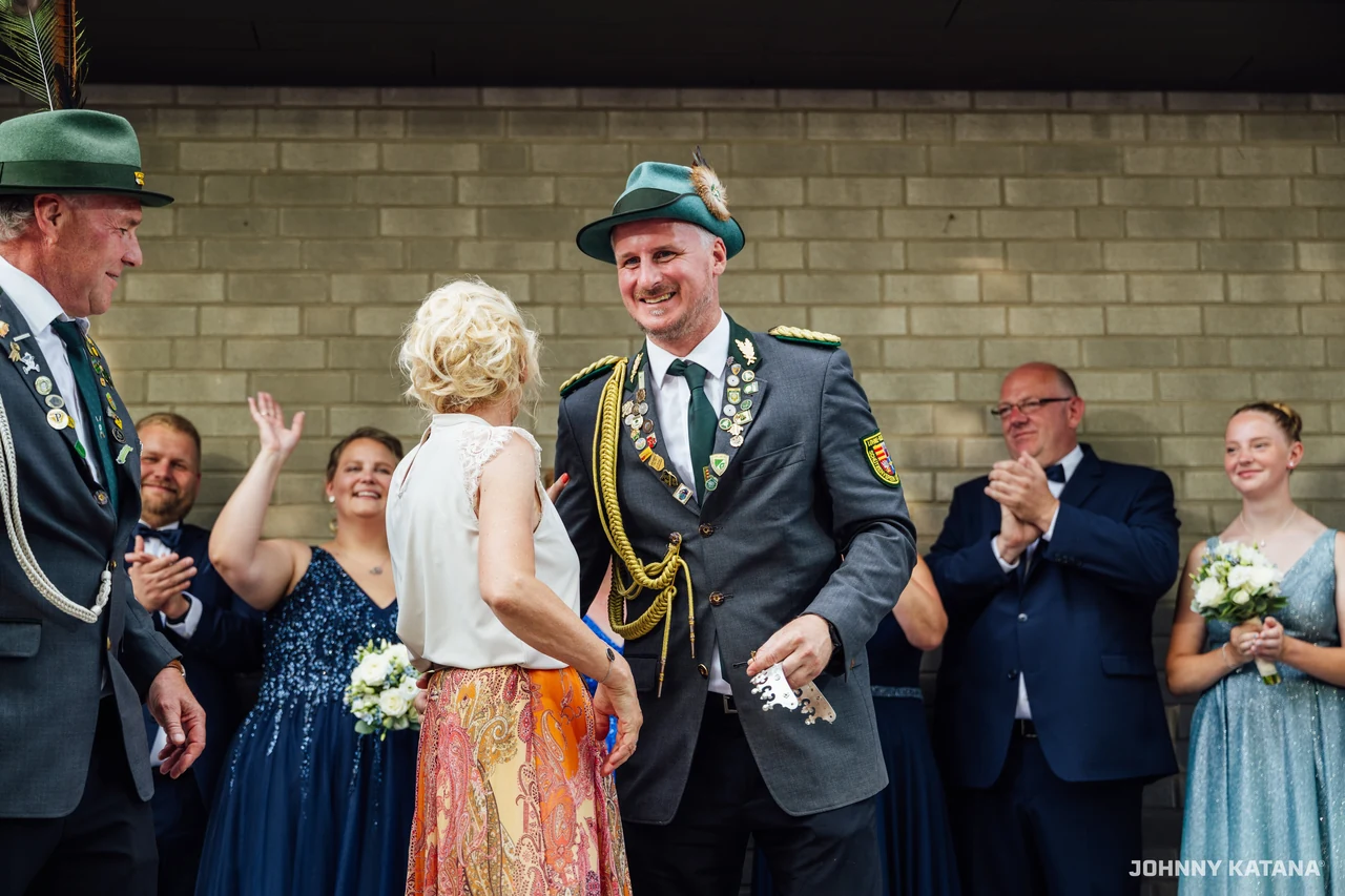 Aufstellung des Throns vor der Schützenhalle
