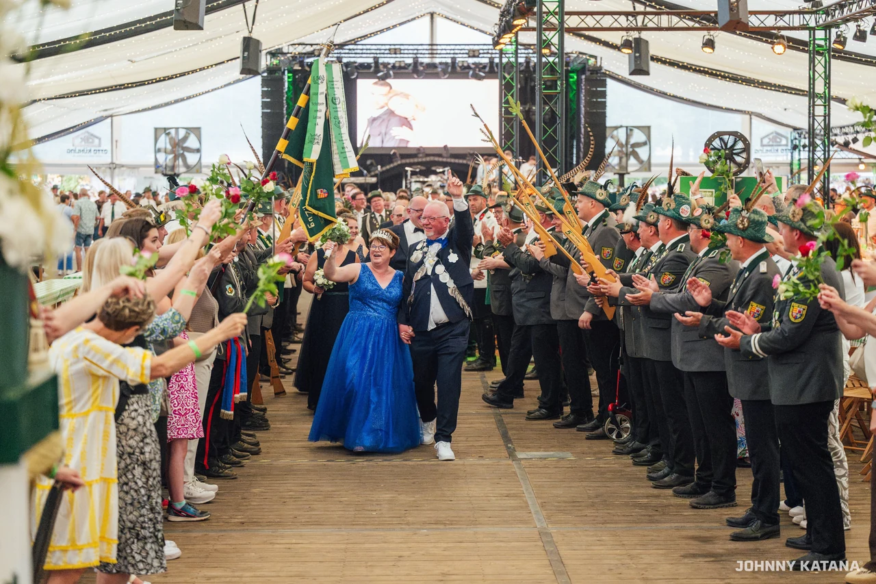 Einmarsch und Proklamation im Festzelt