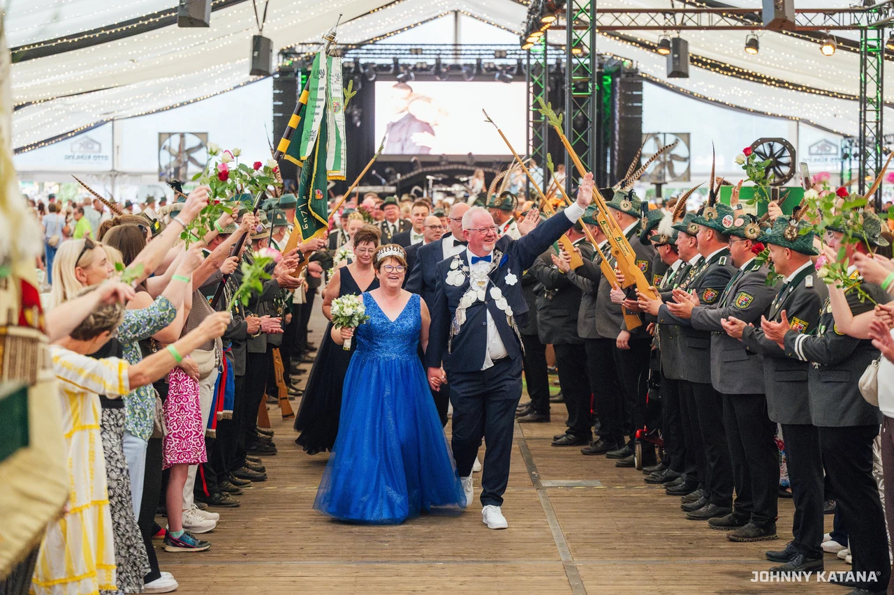 Einmarsch und Proklamation im Festzelt