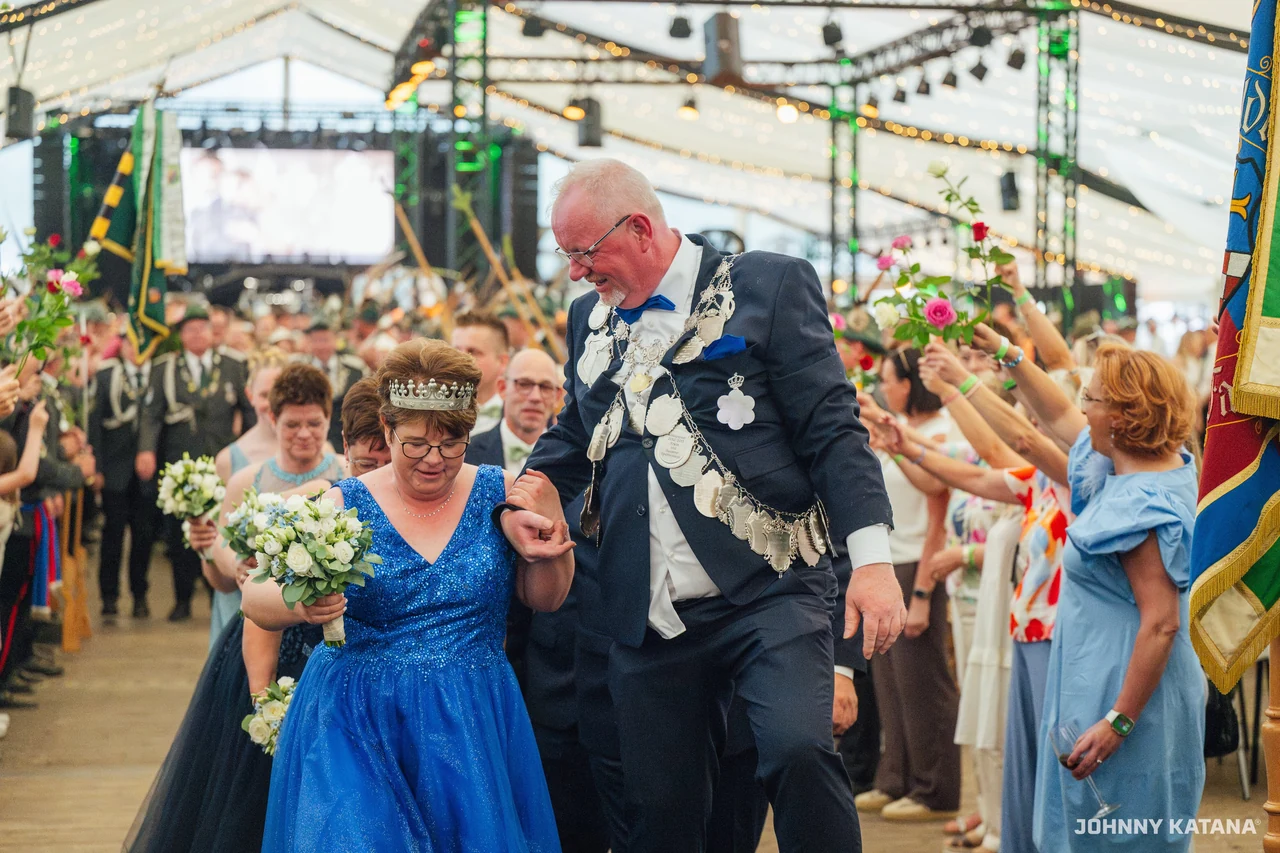 Einmarsch und Proklamation im Festzelt