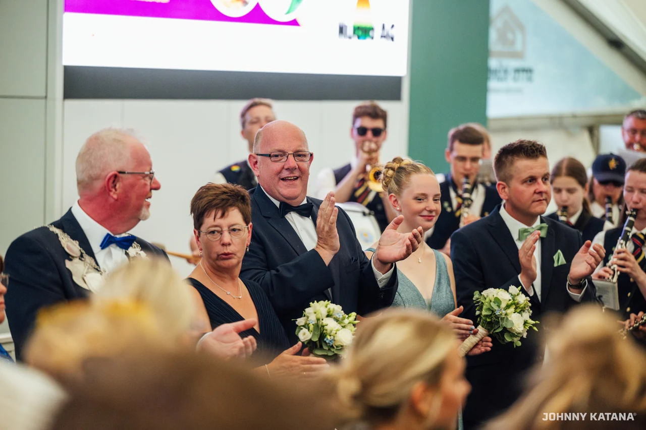 Einmarsch und Proklamation im Festzelt