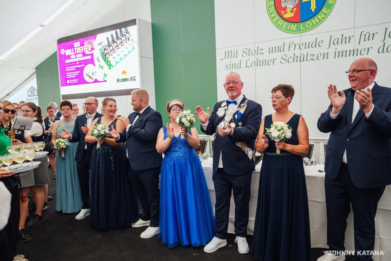 Einmarsch und Proklamation im Festzelt