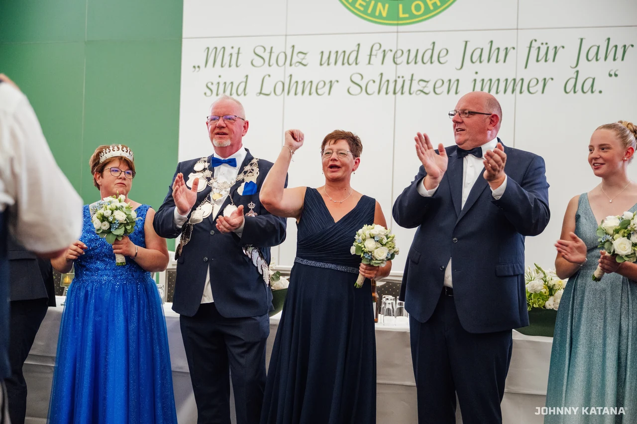 Einmarsch und Proklamation im Festzelt