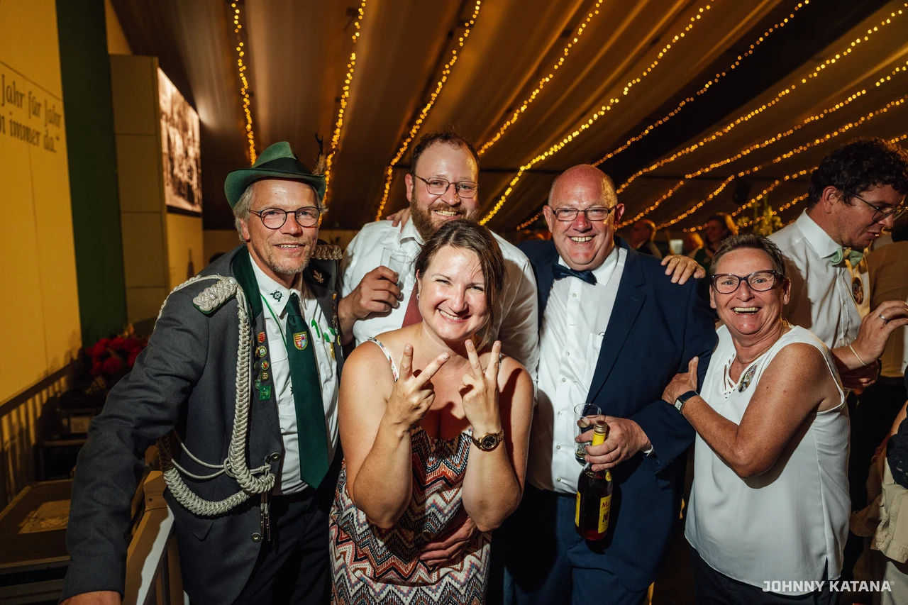 Der Thron beim Abend im Festzelt