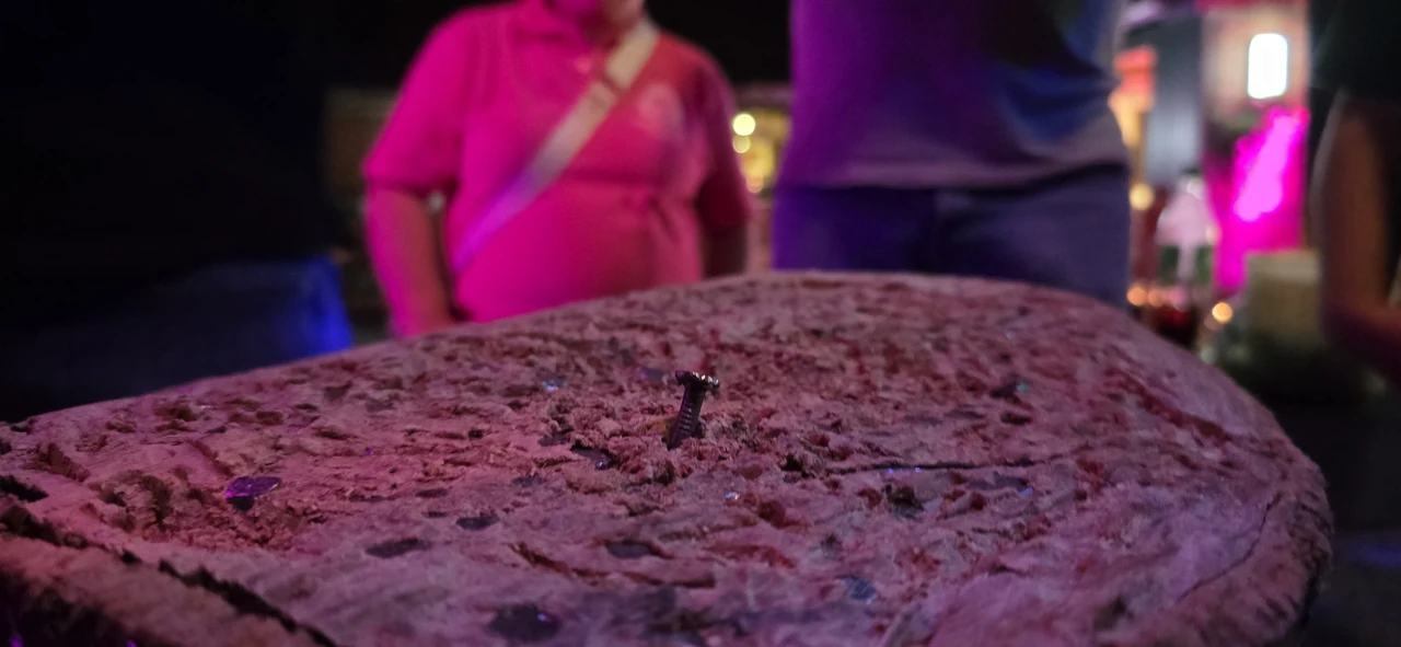 Der Nagelblock auf dem Festplatz im farbigen Licht