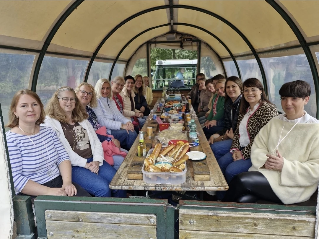 Aufbruch im Planwagen: die ganze Runde an der langen Tafel
