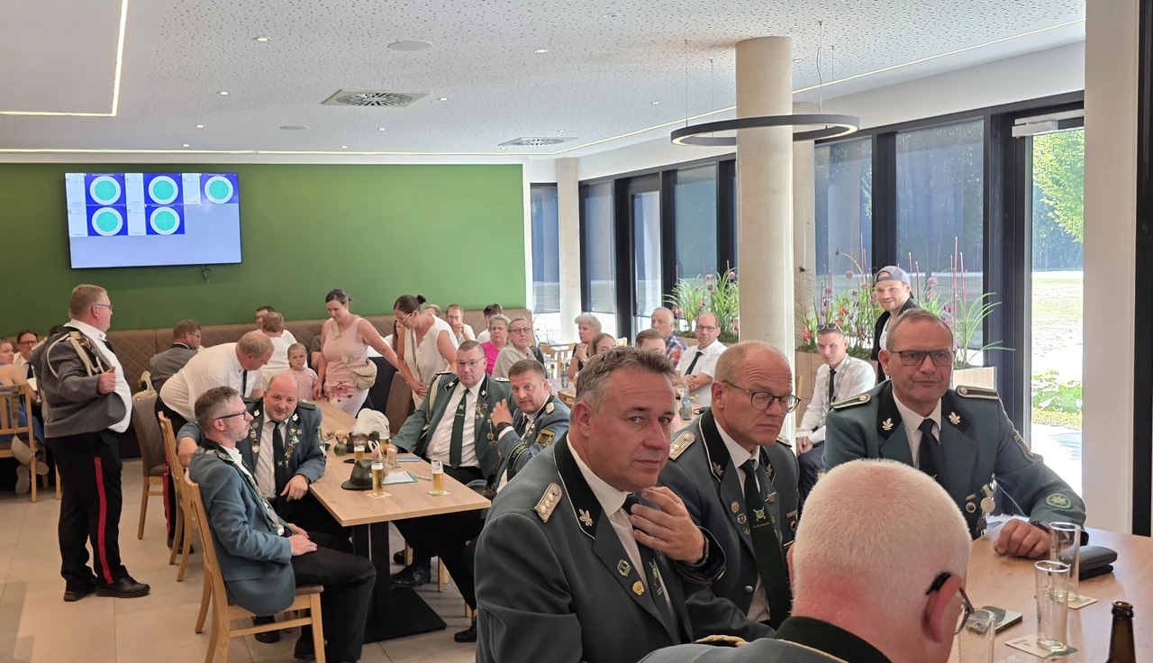 Schützen in Uniform in der Schützenhalle Lohne vor dem Wettkampf