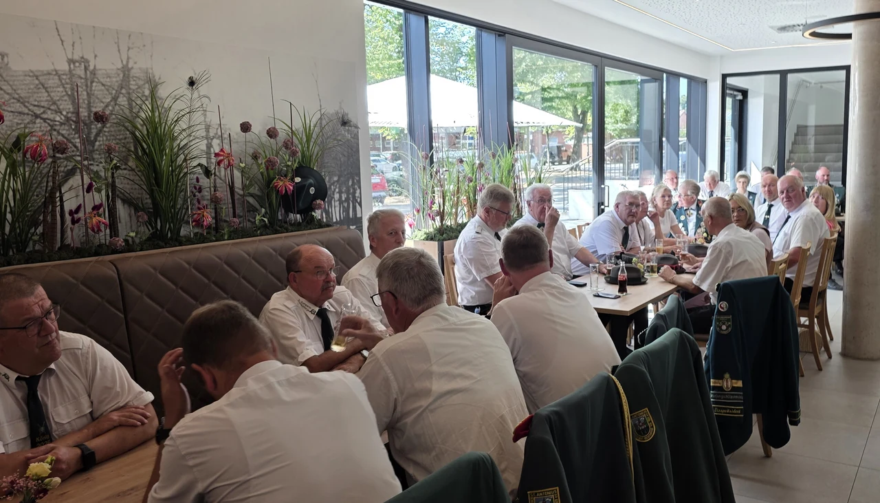 Tischrunde der Schützen vor dem Kreiskönigsschießen