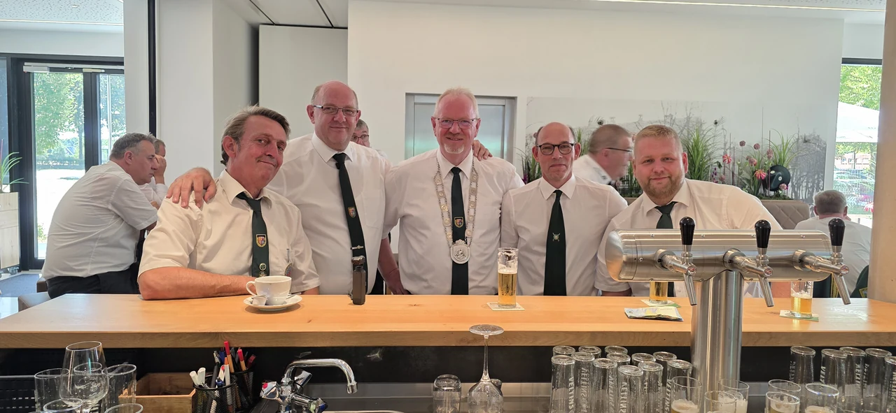 Fünf Schützen an der Theke der Schützenhalle Lohne