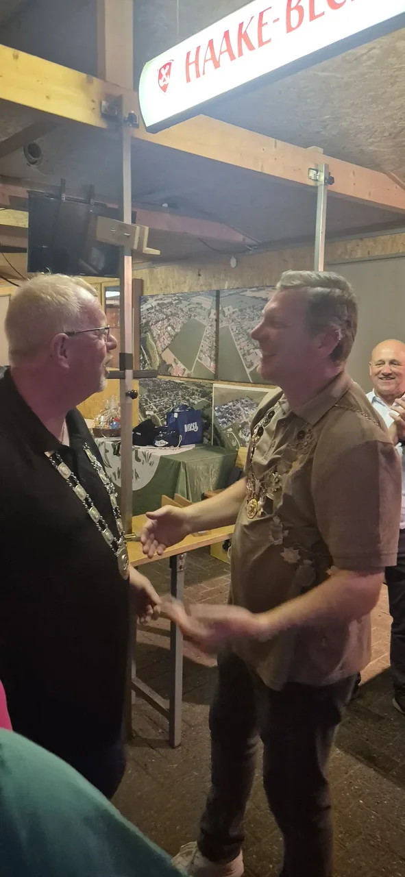 Begrüßung mit Königsketten beim Siedlerfest Voßberg